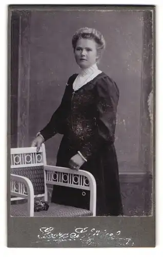 Fotografie Georg Schütze, Grossenhain, Portrait blonde junge Schönheit am Stuhl stehend