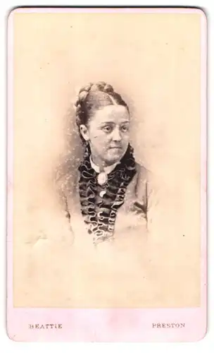 Fotografie Beattie, Preston, 10, Chapel Street, Portrait bildschöne Frau mit Flechtdutt und Rüschen am Kragen