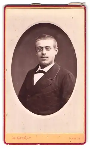 Fotografie Ernest Ladrey, Paris, Rue de Richelieu 97, Portrait stattlicher Herr mit Zwicker