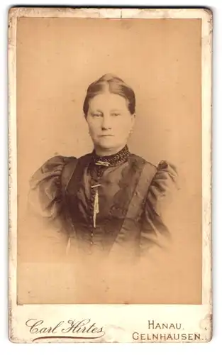 Fotografie Carl Hirtes, Hanau, Mühlstr. 4, Portrait brünette Dame mit Brosche am Blusenkragen