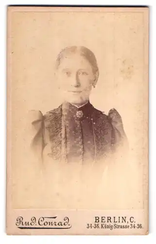 Fotografie Rud. Conrad, Berlin, Königstr. 34-36, Portrait blonde Dame mit charmantem Blick