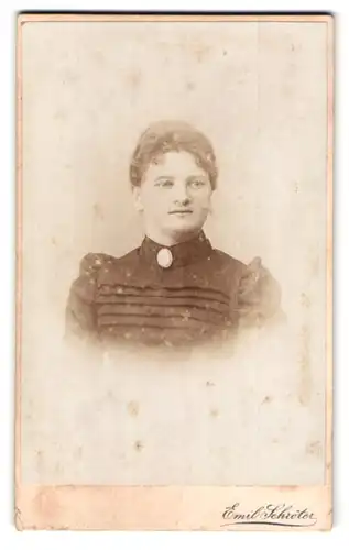 Fotografie Emil Schröter, Berlin, Potsdamerstr. 116a, Portrait charmante Dame mit hübscher Brosche am Kragen