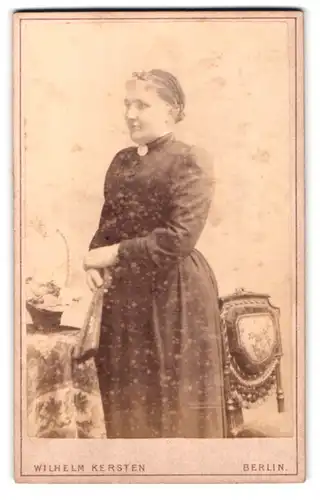 Fotografie Wilhelm Kersten, Berlin, Krausenstr. 40, Portrait hübsche Dame im eleganten Kleid