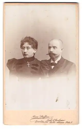 Fotografie Max Steffens, Berlin, Belle-Alliance-Platz 9, Portrait eines elegant gekleideten Paares