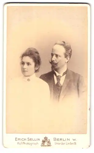 Fotografie Erich Sellin, Berlin, Unter den Linden 19, Portrait eines elegant gekleideten Paares