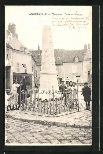 AK Angerville, Gens avant Monument Dormoy