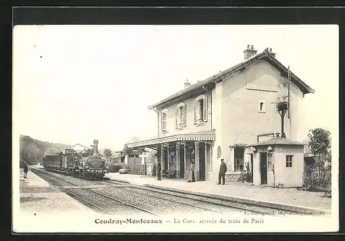 AK Coudray-Montceaux, La Gare, arrivee du train de Paris