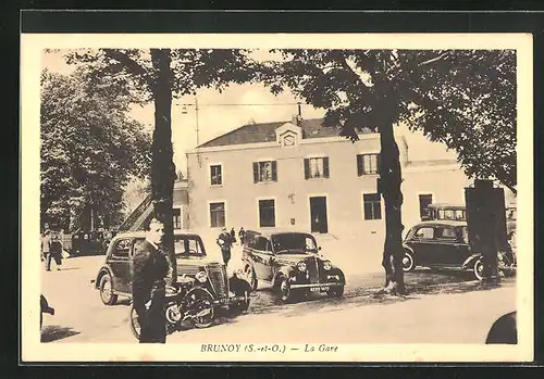 AK Brunoy, La Gare, Autos am Bahnhof