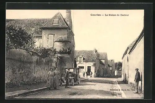 AK Courlon, Automobile et Femmes avant la Maison du Docteur