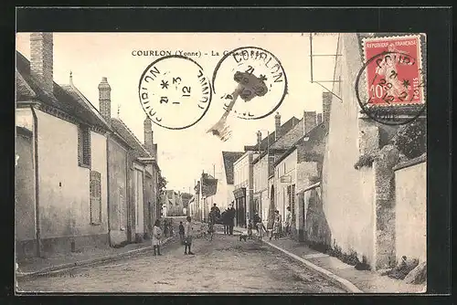 AK Courlon, Les enfants jouent dans la Grande Rue