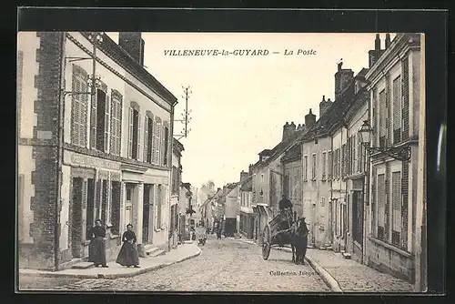 AK Villeneuve-la-Guyard, Une Rue, Femmes avant la Poste