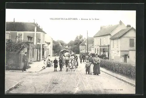 AK Villeneuve-la-Guyard, Gens dans l`Avenue de la Gare