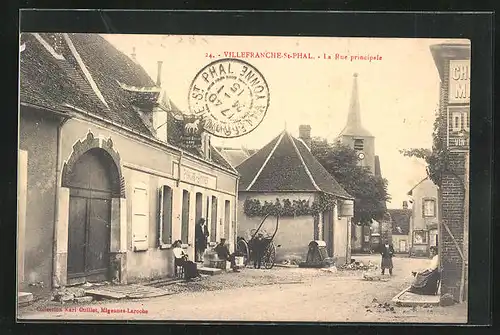 AK Villefranche-St-Phal, La Rue Principale, Porche Bonnet Loge a Pied et Cheval