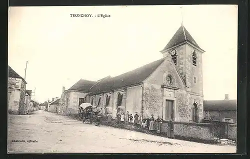 AK Tronchoy, Femmes et enfants avant l`Eglise