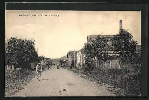 AK Domats, Route de Savigny, Gens et Cyclistes