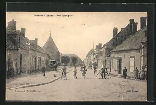 AK Domats, Cyclistes dans Rue Principale