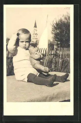 AK niedlicher Bube mit Teddy im Garten