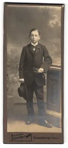 Fotografie Hermann Schweitzer, Brandenburg, Magdeburgerstrasse 10, Stilvoller Knabe mit Hut in der Hand