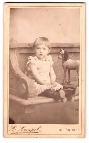 Fotografie H. Hampel, Schönlinde, Kleines Mädchen mit Spielzeug-Pferd