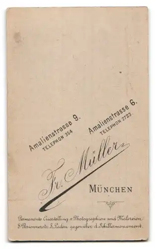 Fotografie Friedr. Müller, München, Amalienstrasse 6, Mann mit Zwirbelbart und Federhut