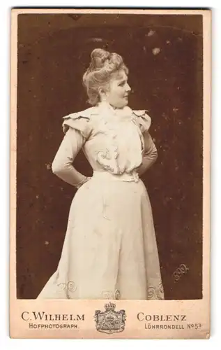 Fotografie C. Wilhelm, Coblenz, Löhrrondell 5a, Dame mit imposanter Hochsteckfrisur im Profil