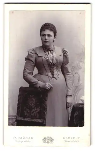 Fotografie P. Münze, Coblenz, Eltzerhofstrasse 4, Dame mit kurviger Taille