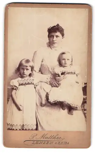 Fotografie P. Matthee, Lenzen / Elbe, Eine Mutter mit ihren Töchtern