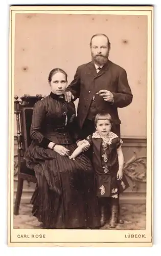 Fotografie Carl Rose, Lübeck, König-Strasse 53, Ehepaar mit deren Tochter