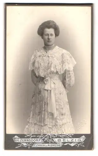 Fotografie H. Zernsdorf, Belzig, Fräulein im ausgefallenem Kleid