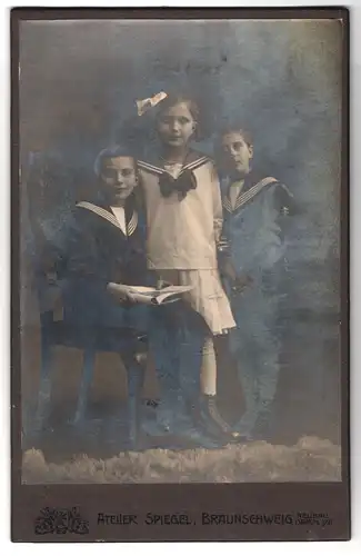 Fotografie Atelier Spiegel, Braunschweig, Damm 7-8, Portrait Mädchen und zwei Jungen in modischer Kleidung mit Zeitung