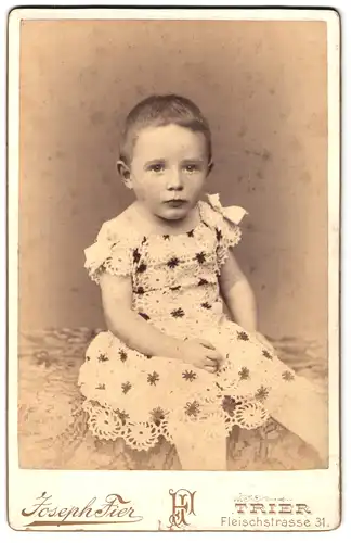 Fotografie Joseph Fier, Trier, Fleischstrasse 31, Portrait kleines Mädchen im hübschen Kleid