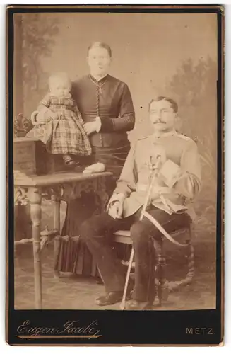 Fotografie Eugen Jacobi, Metz, Steinweg 4, Portrait Soldat in Uniform mit Frau und Kind