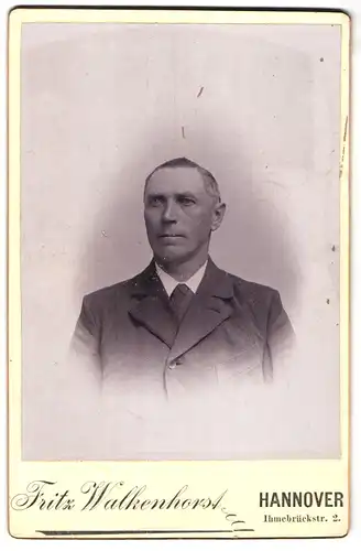 Fotografie Fritz Walkenhorst, Hannover, Ihmebrückstrasse 2, Portrait stattlicher Herr im Anzug mit Krawatte