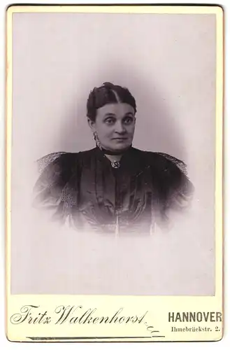 Fotografie Fritz Walkenhorst, Hannover, Ihmebrückstrasse 2, Portrait bürgerliche Dame mit Halsband und Kragenbrosche