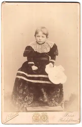Fotografie A. Schaar, Trier, Bahnhofstrasse, Portrait kleines Mädchen im Samtkleid