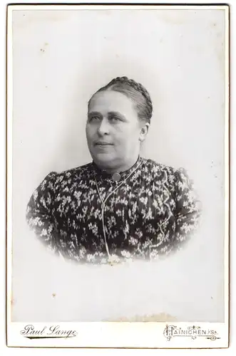 Fotografie Paul Lange, Hainichen i / S., Gerichtsstrasse 16, Portrait bürgerliche Dame mit Flechtfrisur