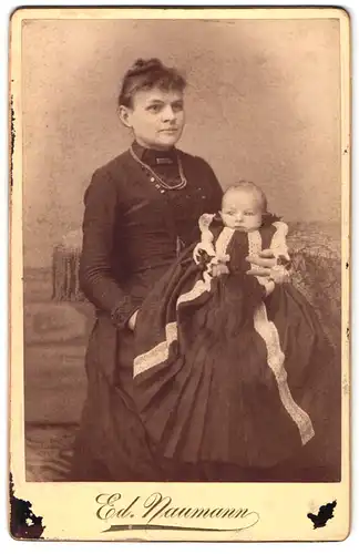 Fotografie Ed. Naumann, Meerane i / S., Portrait bürgerliche Dame mit Baby auf dem Schoss