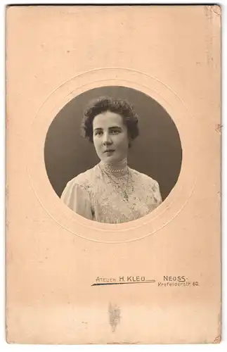 Fotografie H. Kleu, Neuss, Krefelderstrasse 60, Brustportrait junge Dame mit Halskette
