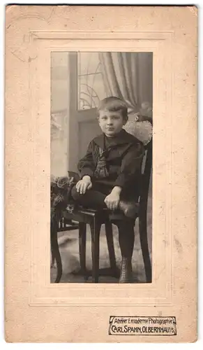 Fotografie Carl Spahn, Olbernhau i / S., Portrait kleiner Junge in hübscher Kleidung auf Stuhl sitzend