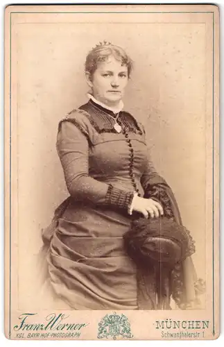 Fotografie Franz Werner, München, Schwanthalerstrasse 1, Portrait junge Dame im hübschen Kleid mit Amulett