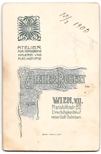 Fotografie Atelier Robert, Wien, Mariahilferstrasse 82, Portrait bürgerliches Paar in hübscher Kleidung mit Fächer