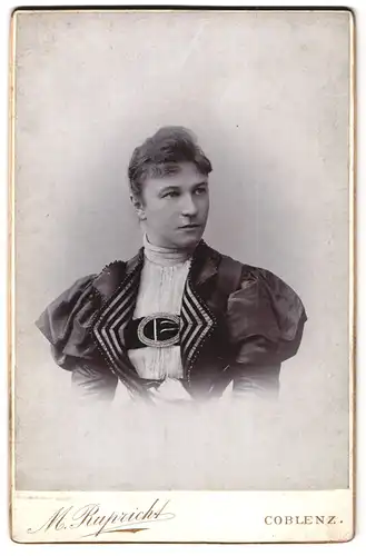 Fotografie M. Rupricht, Koblenz, Schloss-Strasse 44, Portrait junge Dame in modischer Kleidung