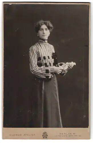Fotografie Atelier Globus, Berlin-W, Leipziger Strasse 132-135, Portrait junge Dame in modischer Kleidung mit Blumen