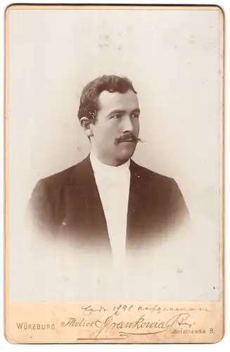 Fotografie Atelier Frankonia, Würzburg, Hofstrasse 8, Portrait stattlicher Herr mit Fliege und Schnurrbart