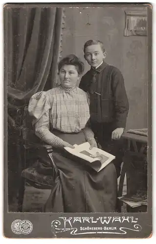 Fotografie Karl Wahl, Berlin-Schöneberg, Hauptstrasse 1-2, Portrait bürgerliche Dame mit Zeitung und einem Jungen
