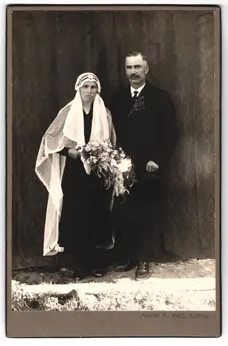 Fotografie R. Weiss, Erding, Portrait bürgerliches Paar in Hochzeitskleidung mit Blumenstrauss