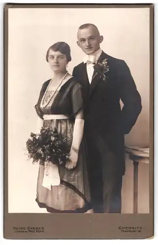 Fotografie Guido Seeber, Chemnitz, Theaterstrasse 22, Portrait junges Paar in hübscher Kleidung mit Blumenstrauss