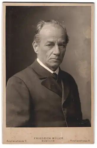 Fotografie Friedrich Müller, München, Amalienstrasse 9, Portrait älterer Herr in zeitgenössischer Kleidung