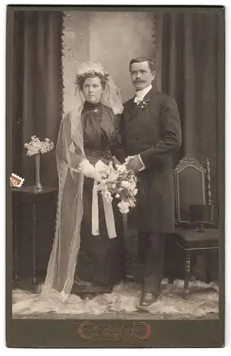 Fotografie F. Hantsche, Dillingen a / D., Donaustrasse 42, Portrait bürgerliches Paar in Hochzeitskleidung mit Blumen