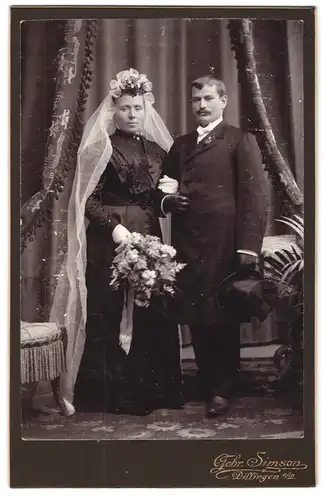 Fotografie Gebr. Simson, Dillingen a / D., Donaustrasse 39, Portrait bürgerliches Paar in Hochzeitskleidung mit Blumen